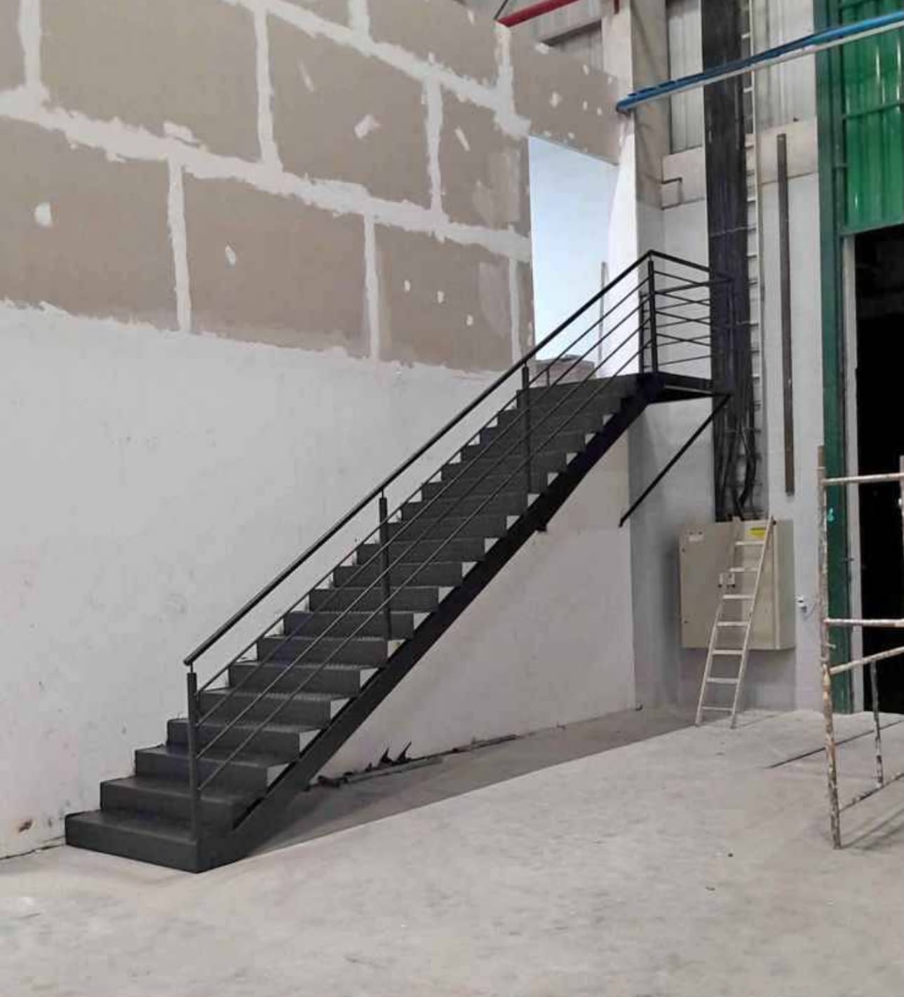 Escada metálica sob medida - Obra real DW